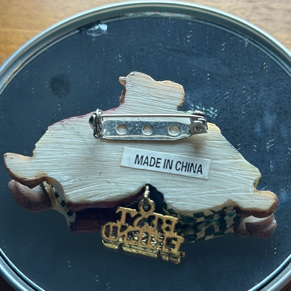 Best Friend two old fashioned ladies plastic resin brooch/pin - Picture 2 of 4